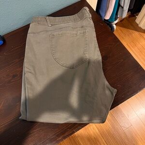 Democracy cropped pants in Olive.​